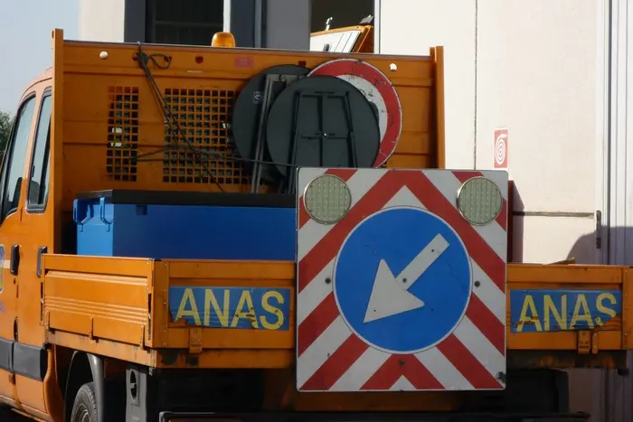 Un mezzo dell'Anas (foto Ansa)