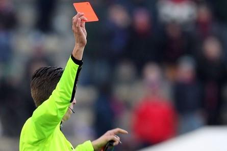 Chiede il permesso di soggiorno a due calciatori prima della gara, bufera sull’arbitro