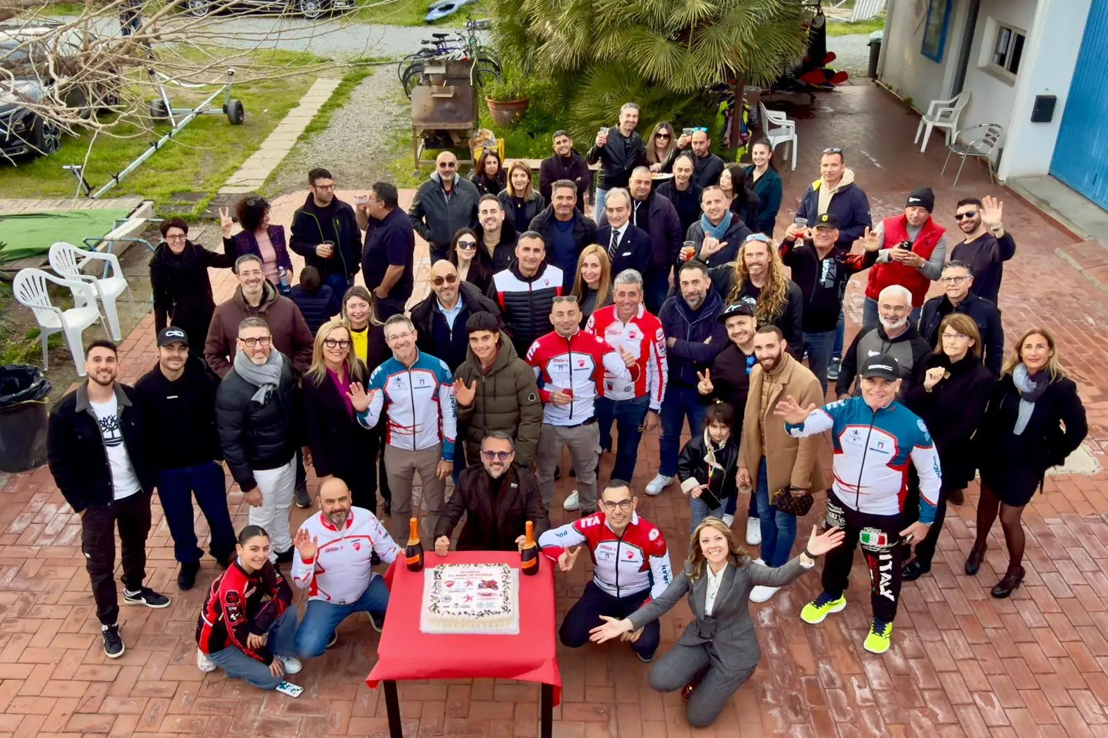 Foto al completo del gruppo Istedda (foto concessa)