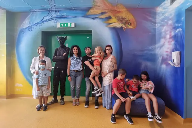 Manu Invisibile con i piccoli pazienti e i loro genitori (foto concessa)