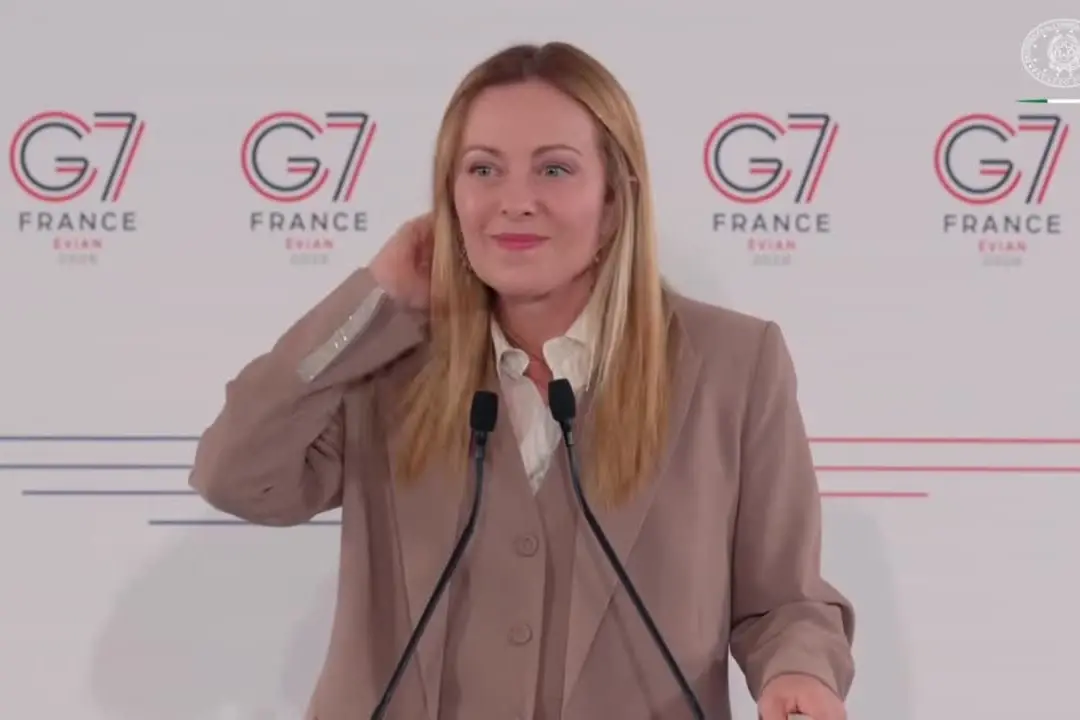 Meloni scherza coi cronisti: “Smesso di fumare da un po’, avete bucato la notizia...”