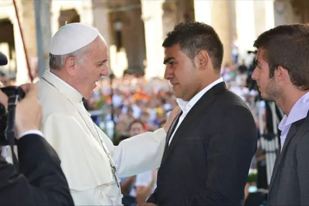 L'incontro commosso con il Santo Padre di Ivano Sais e Riccardo Murgia del comitato 'I Figli della crisi'.