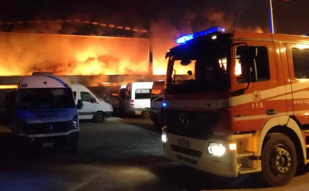 In fiamme un deposito di rifiuti a Milano (Ansa)