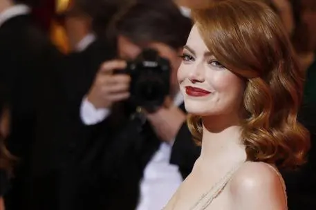 epaselect epa05817660 Emma Stone arrives for the 89th annual Academy Awards ceremony at the Dolby Theatre in Hollywood, California, USA, 26 February 2017. The Oscars are presented for outstanding individual or collective efforts in 24 categories in filmmaking. EPA/PAUL BUCK
