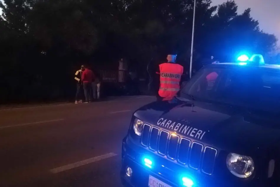 I militari e un gruppo di migranti (foto carabinieri)