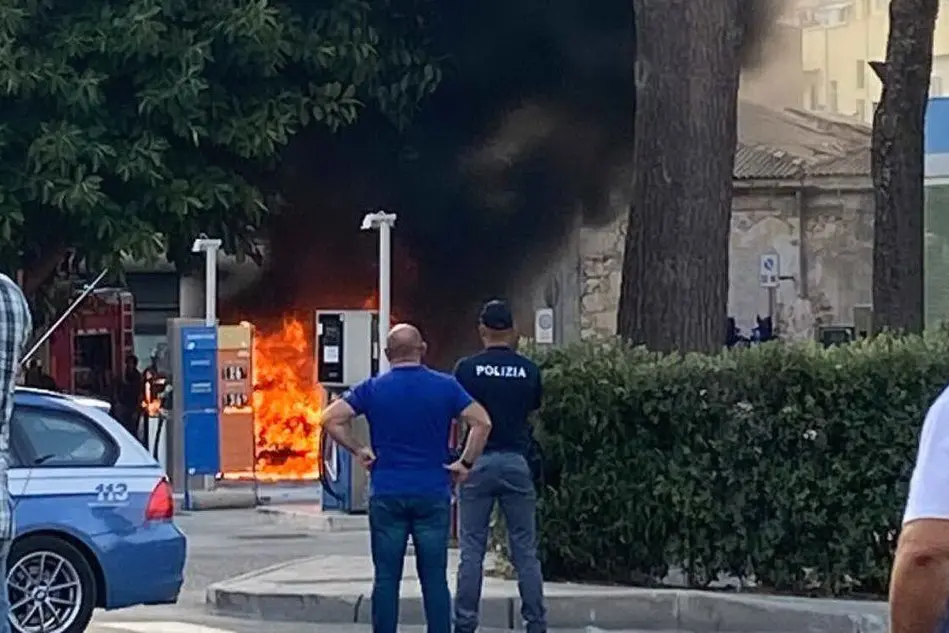 L'auto incendiata (foto concessa)