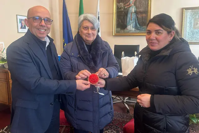Il sindaco di Oristano, Massimiliano Sanna, Pupa Tarantini e Katy Fiori con la rosetta rossa per i cavalli della Sartiglia