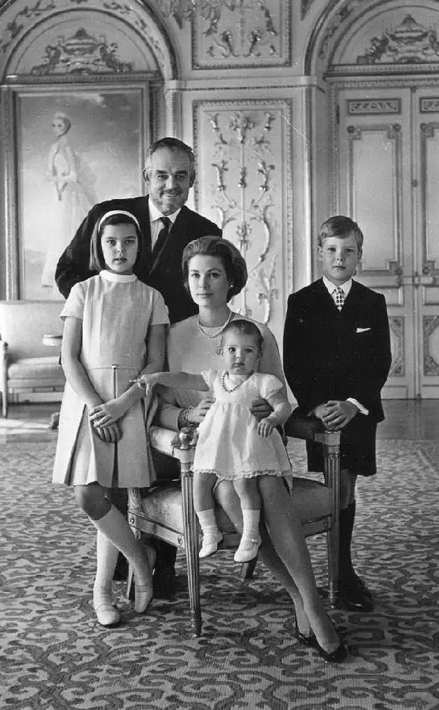 Con il marito Ranieri III di Monaco e i tre figli (foto Wikipedia)