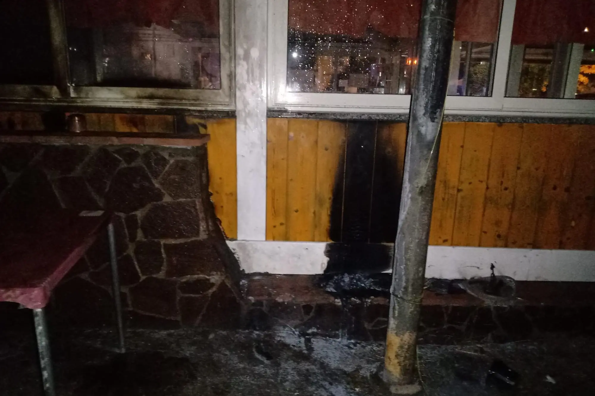 L'interno del chiosco incendiato a Girasole (foto concessa)