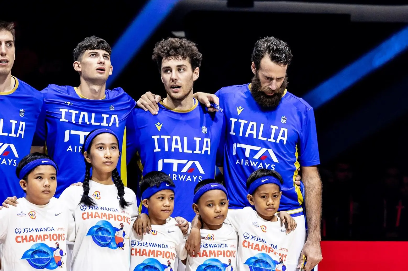 Le lacrime di Gigi Datome all'inno italiano (foto Fip-Italbasket)