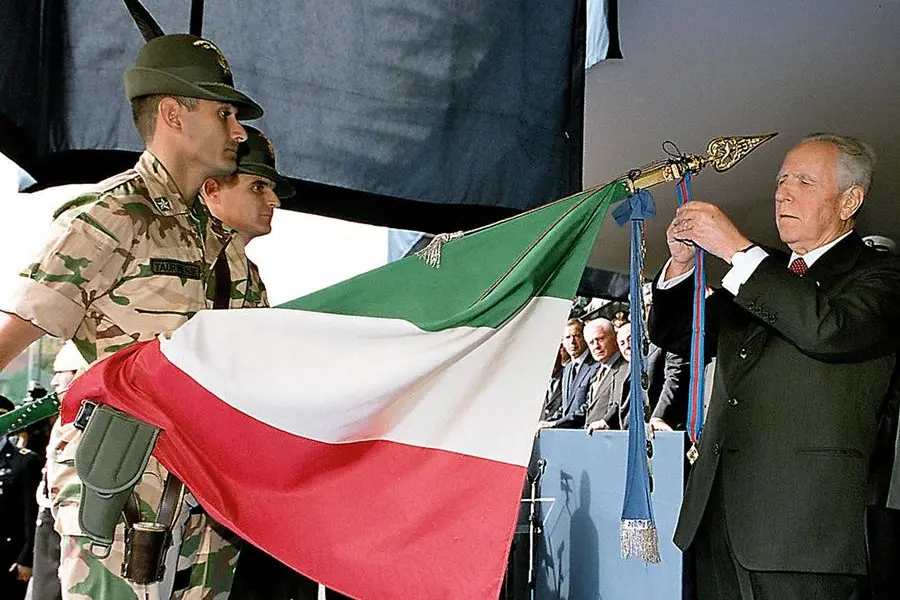 Nel 2003 il presidente della Repubblica Carlo Azeglio Ciampi procede al conferimento della Croce di Cavaliere dell'Ordine Militare d'Italia alla Bandiera di Guerra del nono Reggimento Alpini (Ansa)