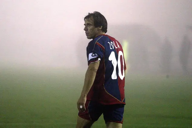 Gianfranco Zola in campo con la maglia del Cagliari