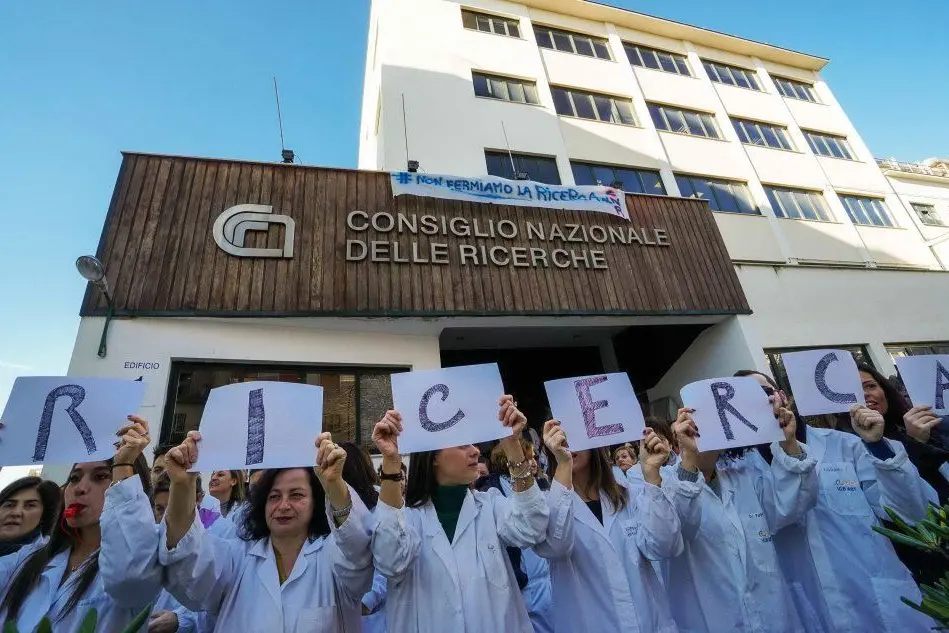 La protesta dei ricercatori del Cnr a Napoli (Ansa)