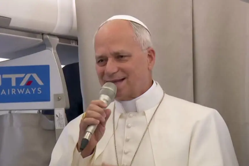 Il Papa sull'aereo: porto un messaggio di pace, ora così importante