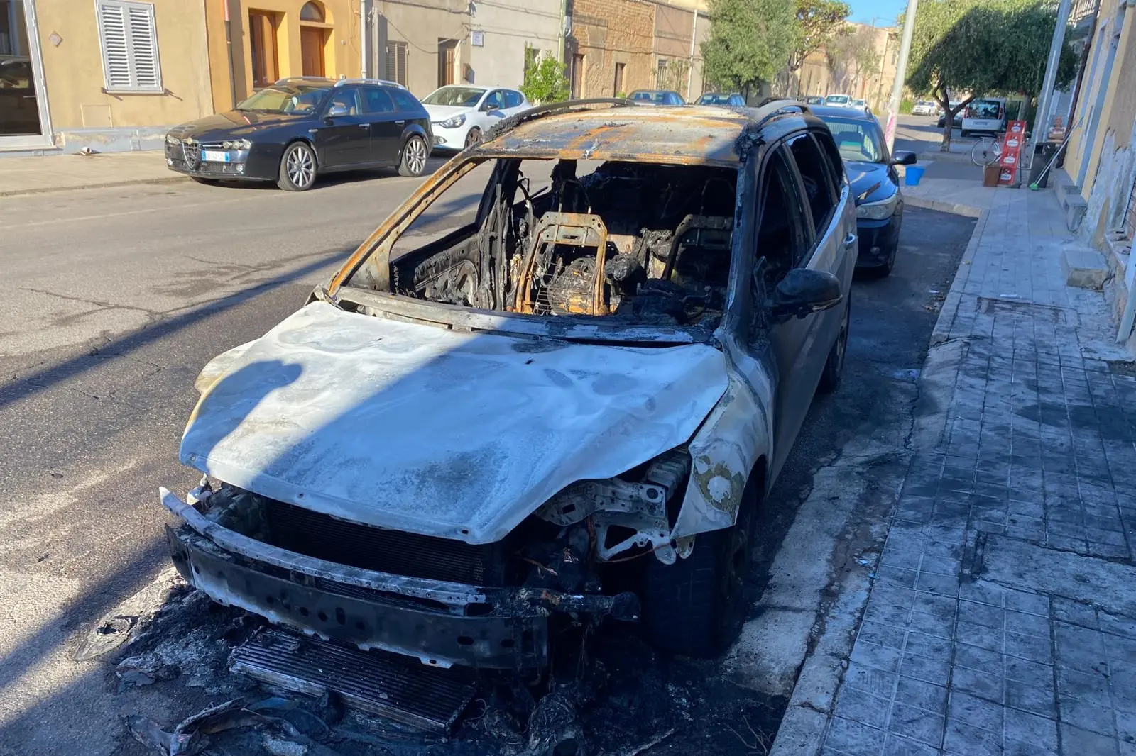 L'auto distrutta dalle fiamme a Cabras