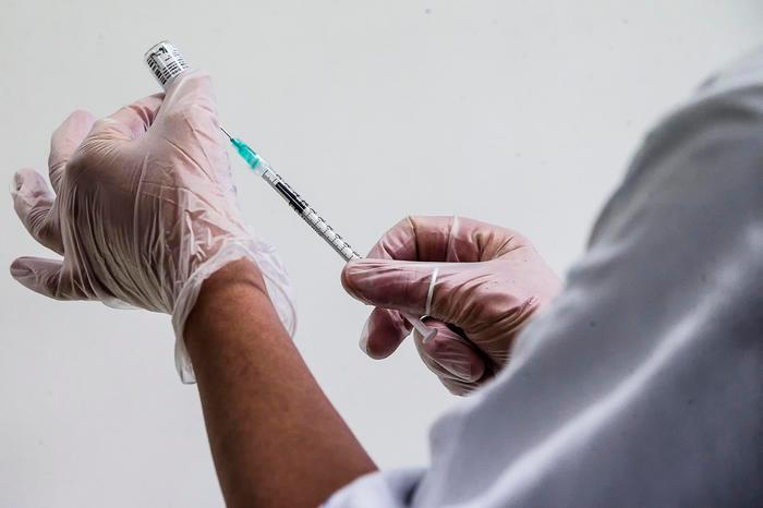 Finge di somministrare i vaccini per far ottenere il Green pass: medico indagato