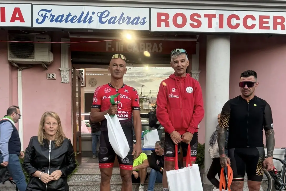Podio categoria M5: 1° Pietro Pitzanti, 2° Adriano Delunas, 3° Giuseppe Mainas, con l’assessora allo Sport Fabiana Boscu
