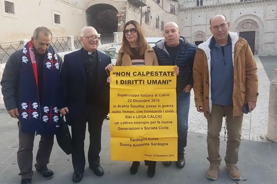 Don Pittau, e le delegazioni di Sardegna Pulita e Donne Ambiente Sardegna oggi ad Assisi per protesta contro la Supercoppa che sarà trasmessa dalla Rai (foto Simone Farris)