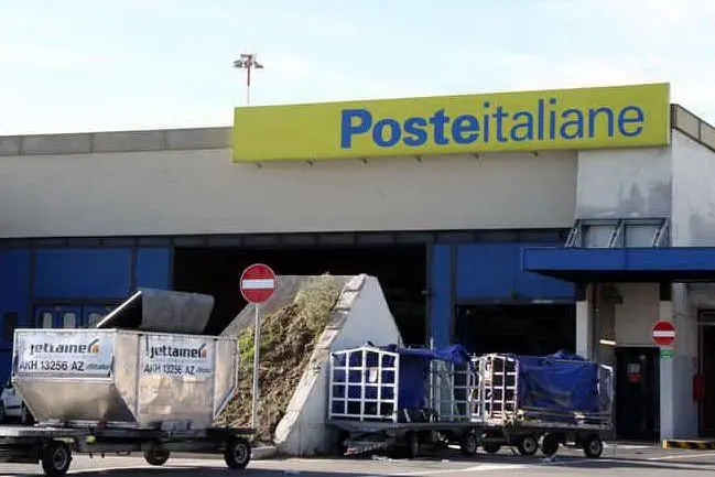 Un ufficio postale di Roma (Ansa)