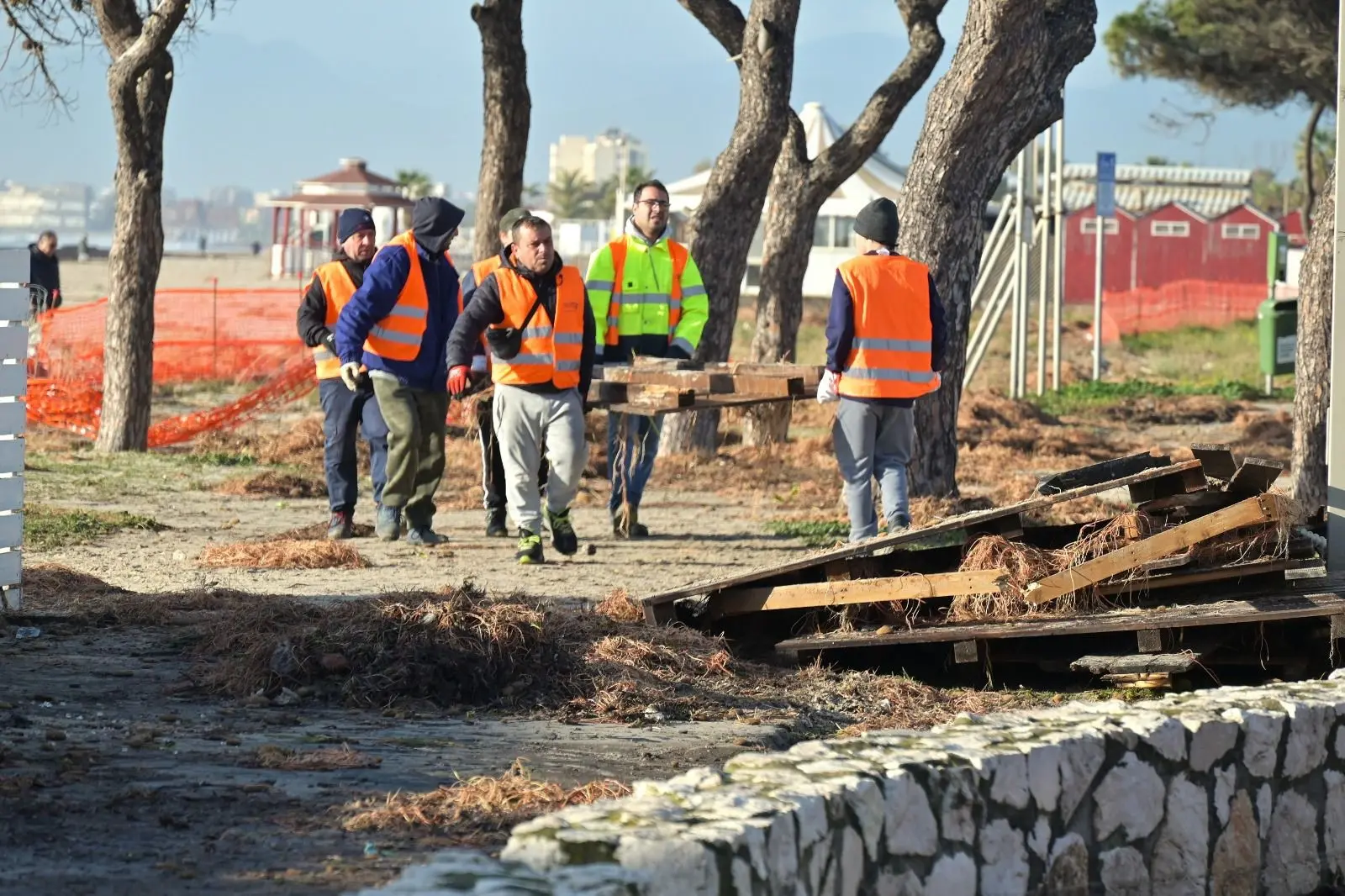 Operai al lavoro per la pulizia del Poetto di Quartu (Foto: Comune di Quartu)