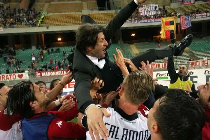 I rossoblù festeggiano Rastelli dopo la promozione in A