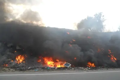 Un rogo di rifiuti vicino al campo rom (Foto Grig)