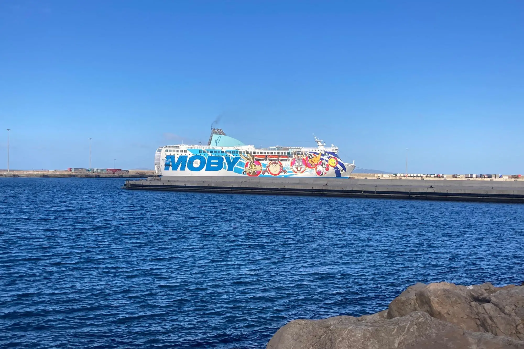 La Moby Aki in porto (foto Pala)
