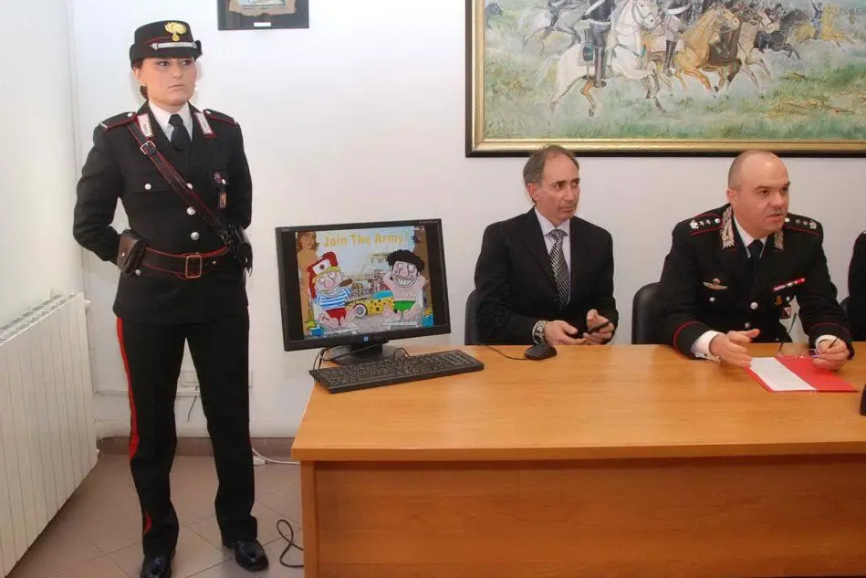 La conferenza stampa dei carabinieri dopo l'operazione sulle carte di credito clonate