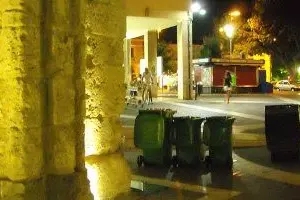 Oristano: la spazzatura sotto la torre di Mariano