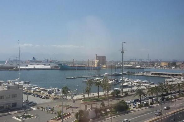 Il porto di Cagliari (foto Ansa)