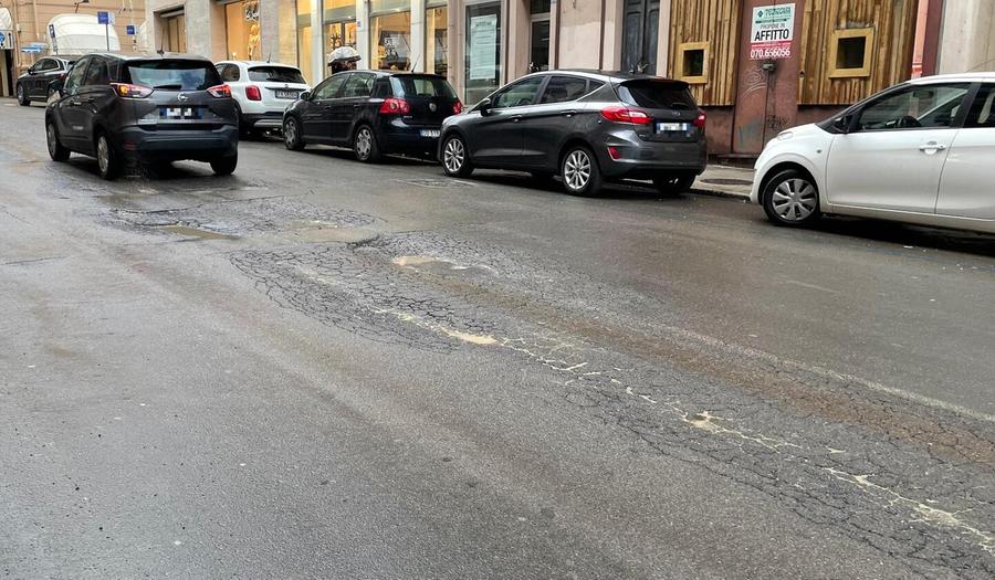 L’asfalto è da rifare: finito in via Dante tocca a via Alghero