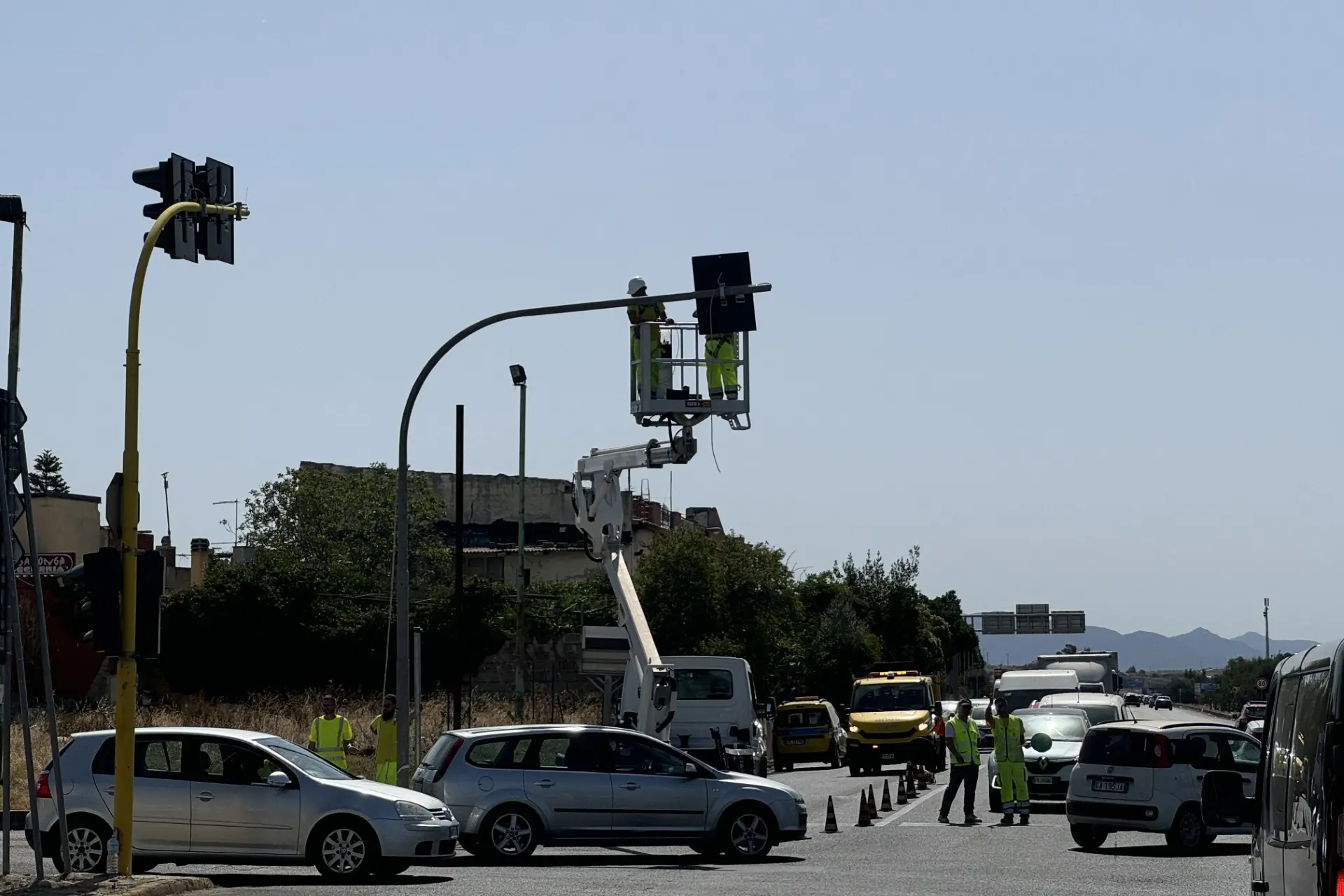 Il semaforo danneggiato (foto Andrea Serreli)