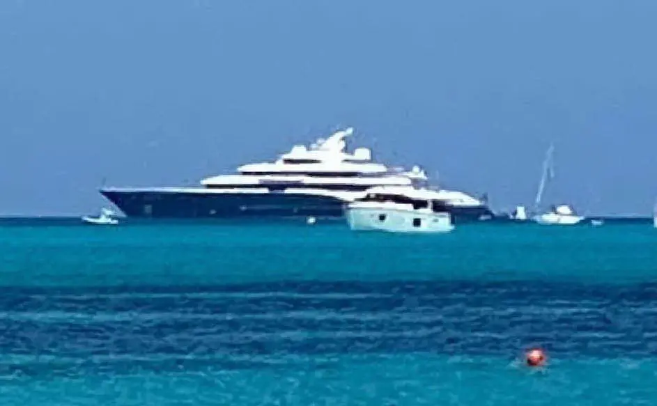 Bernard Arnault, al suo mega yacht vietato l'ingresso nel porto di
