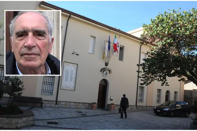Il municipio di Gavoi e nel riquadro il sindaco (Archivio L'Unione Sarda)