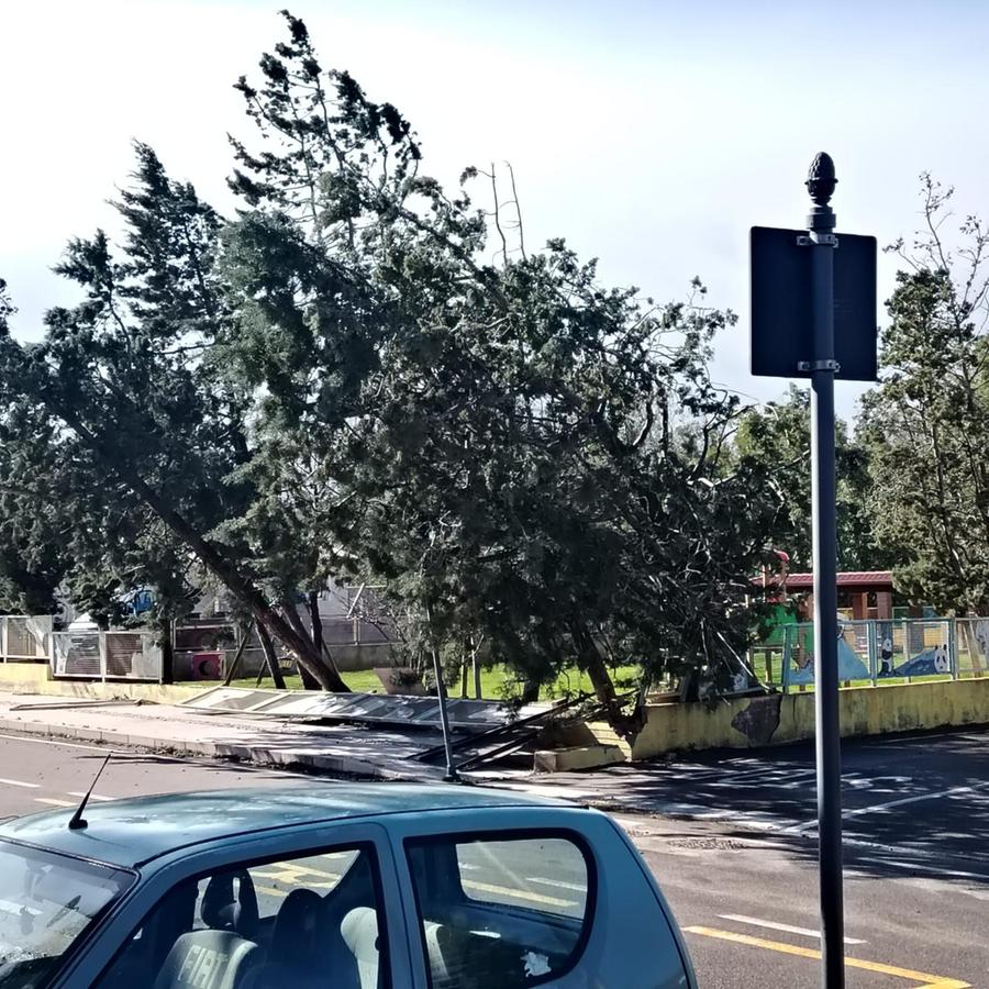 Forte vento a Castiadas, abbattuta la recinzione del cortile dell'asilo