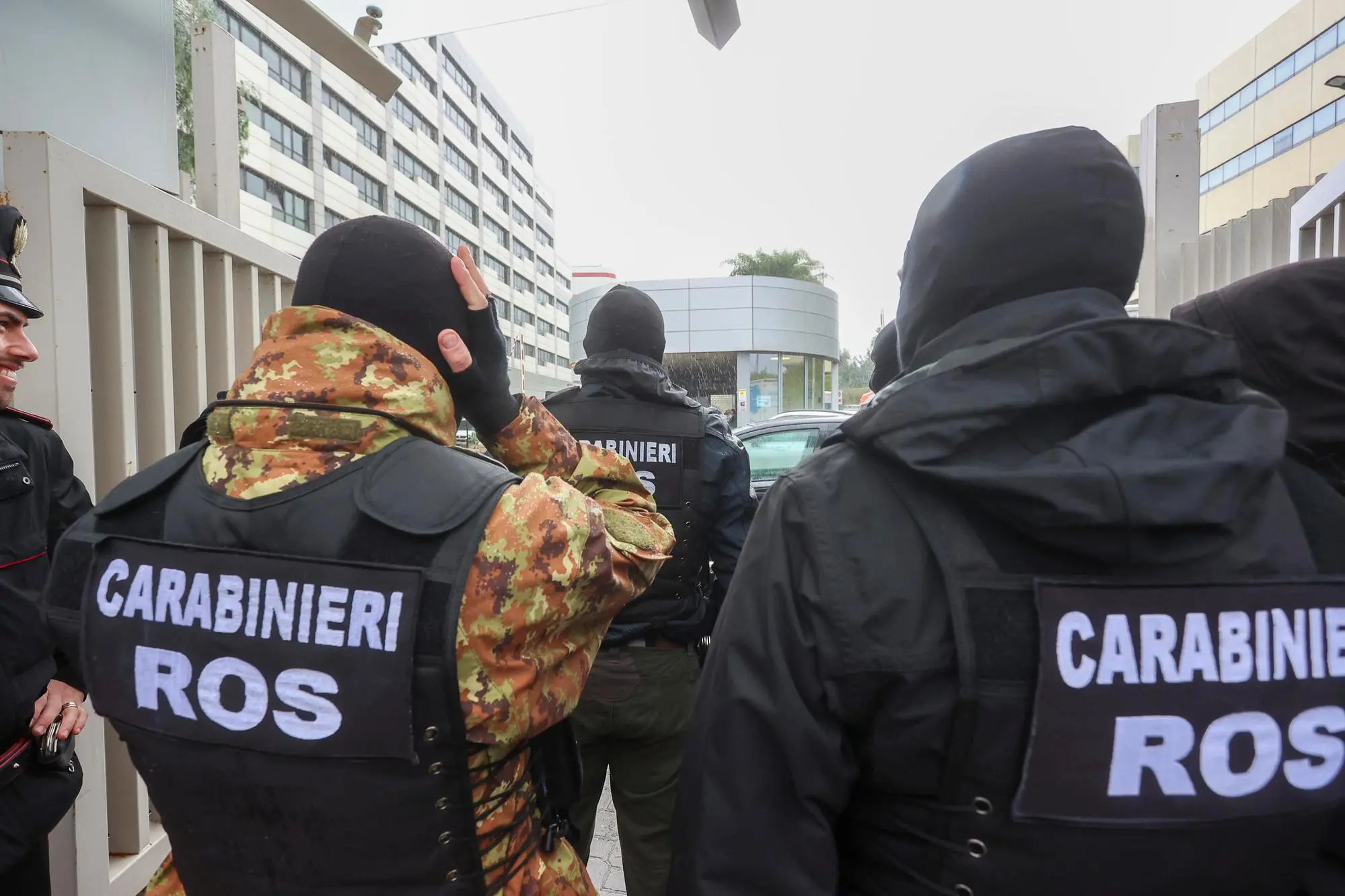 I carabinieri del Ros davanti alla clinica Maddalena dove è stato catturato il super latitante Matteo Messina Denaro (Ansa)
