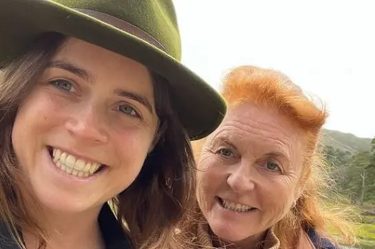 Eugenie di York e mamma Sarah Ferguson (foto Instagram)