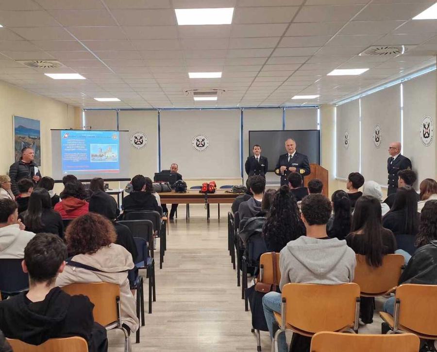 A lezione di sicurezza in mare e tutela ambientale Gli studenti del liceo Alberti ricevuti in Capitaneria