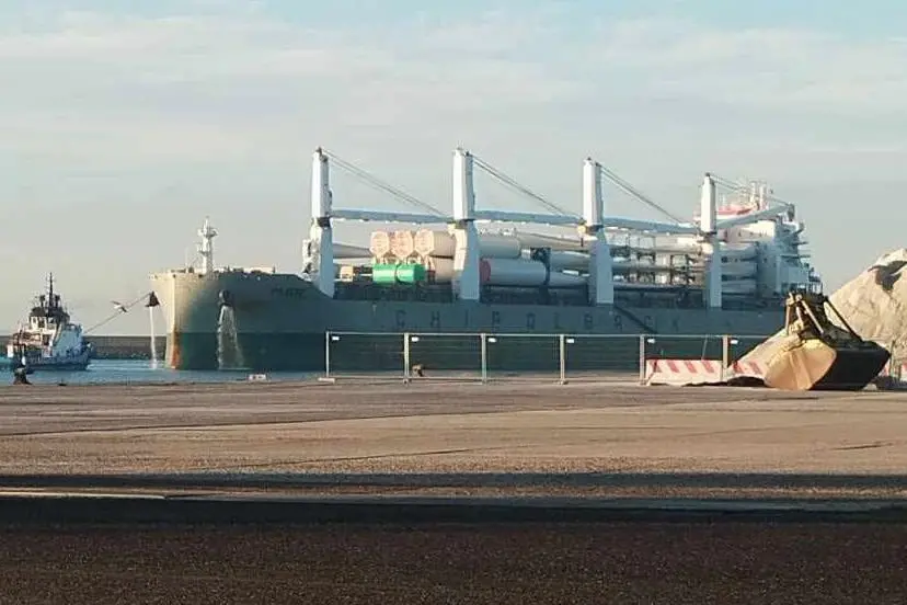 La nave Pilecki con l'imponente carico di pale eoliche al porto di Oristano