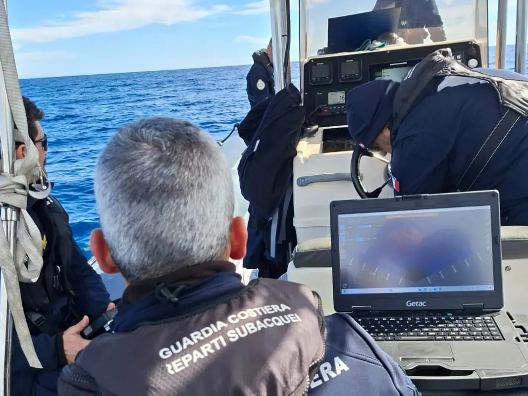 The shadow of the fishing vessel Luigino looms on the seabed: currents hinder divers