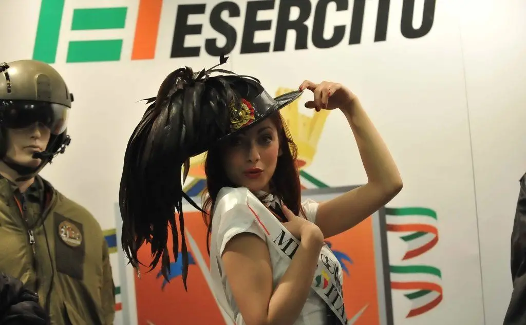 Miriam Leone a una manifestazione dell'esercito