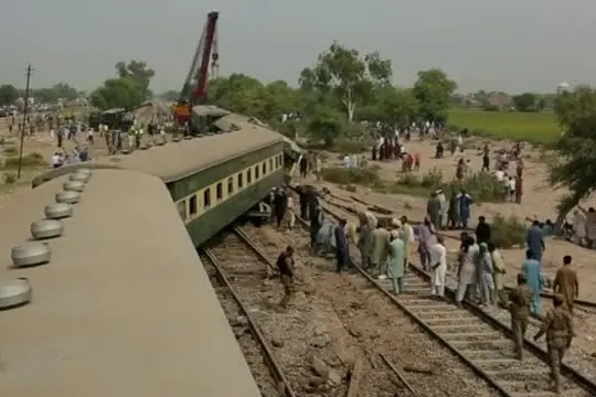Deraglia di un treno in Pakistan: almeno quattro morti