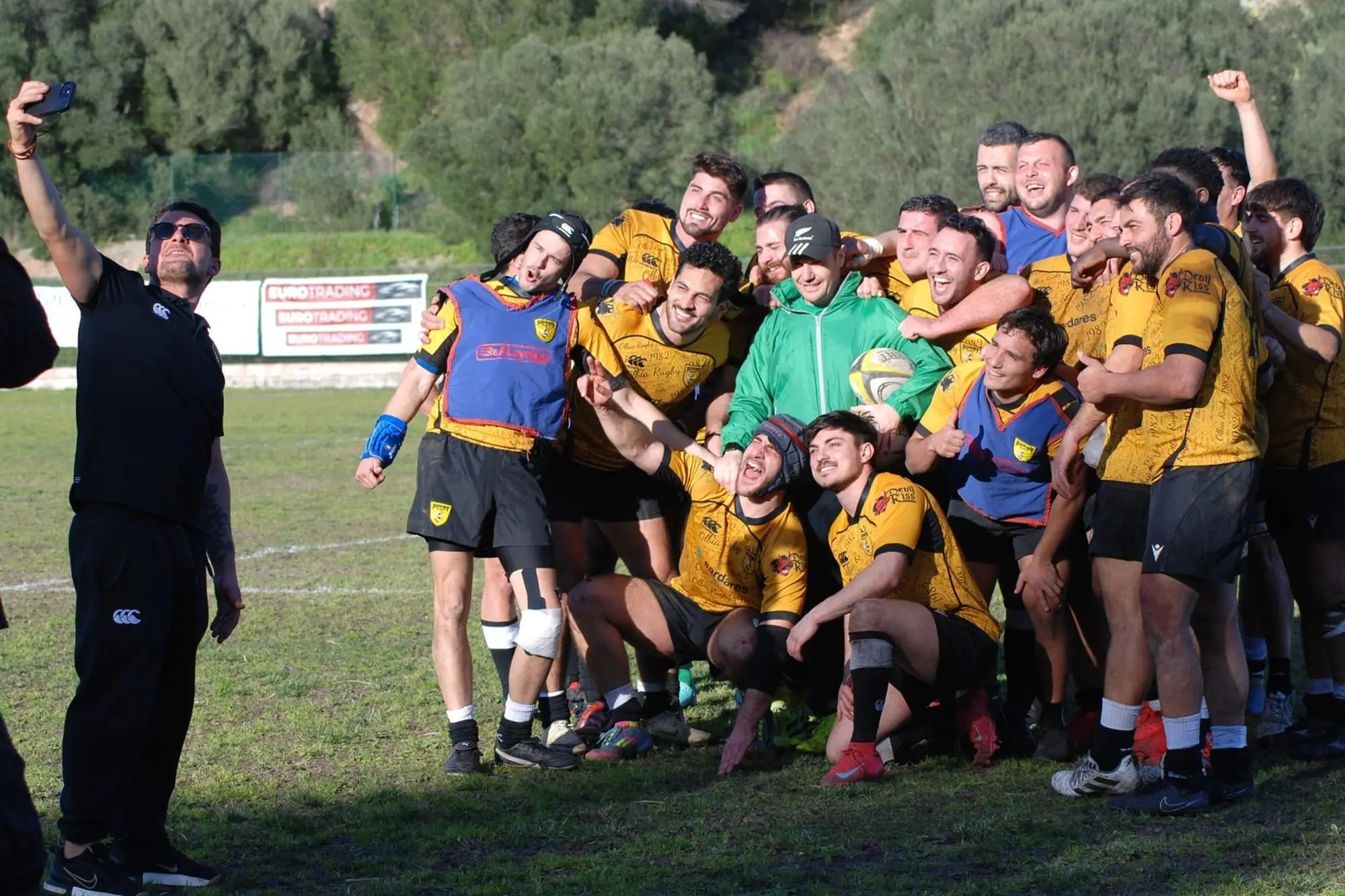 La compagine olbiese festeggia la vittoria (foto concessa)