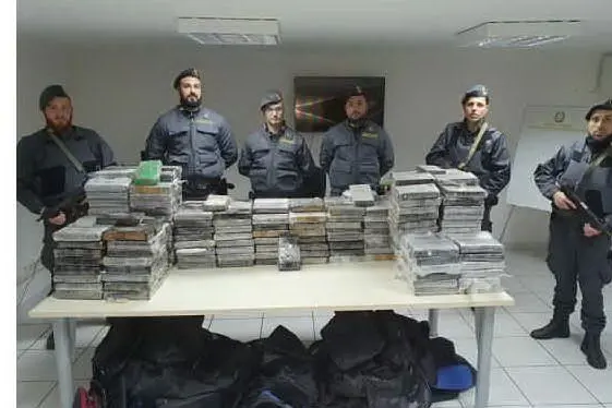 La droga sequestrata (foto Guardia di finanza)
