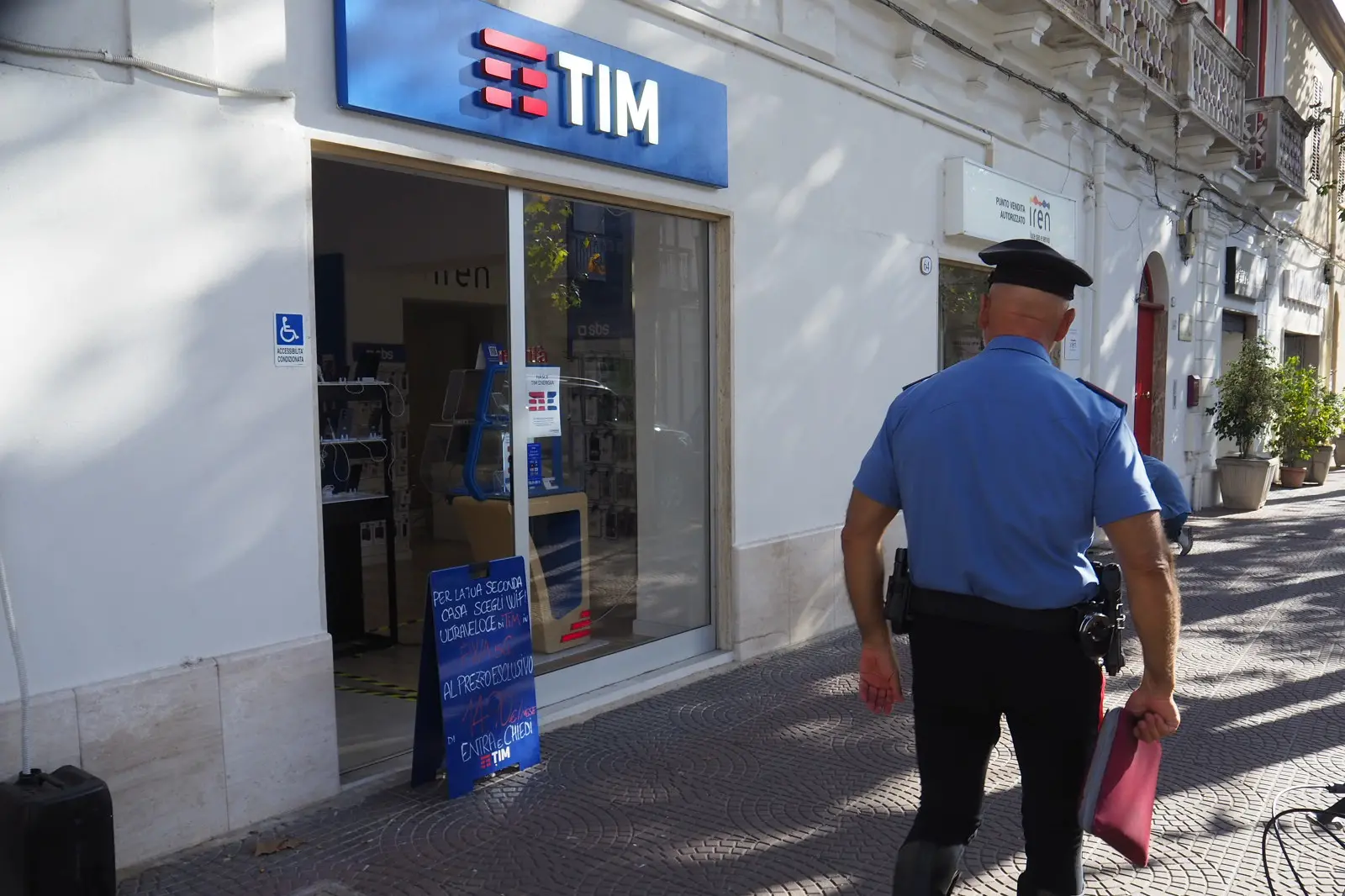Il negozio Tim di via Mazzini (foto Chergia)