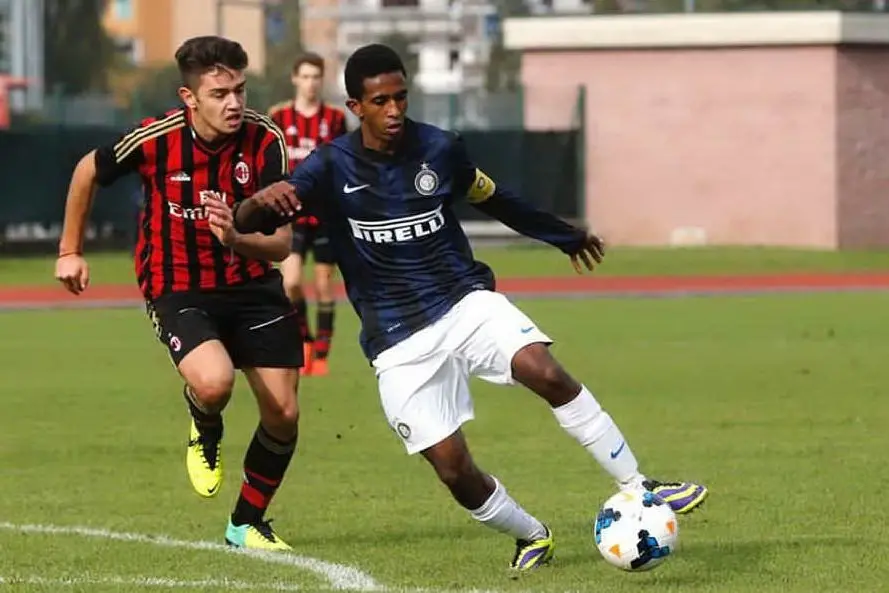 Il centrocampista dell'Arzachena Taufer (con la maglia dell'Inter)