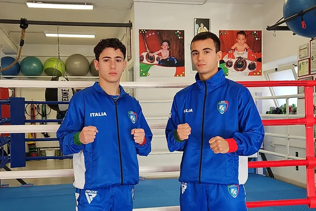 Lorenzo ed Alessandro Spanu, 22 anni, nella palestra di famiglia a Domusnovas (foto Farris)