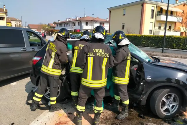L'auto su cui viaggiava la famiglia (Ansa - Vigili del fuoco)