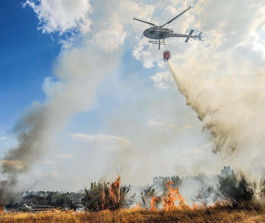 Siniscola, incendio lungo la Statale: traffico interrotto, i