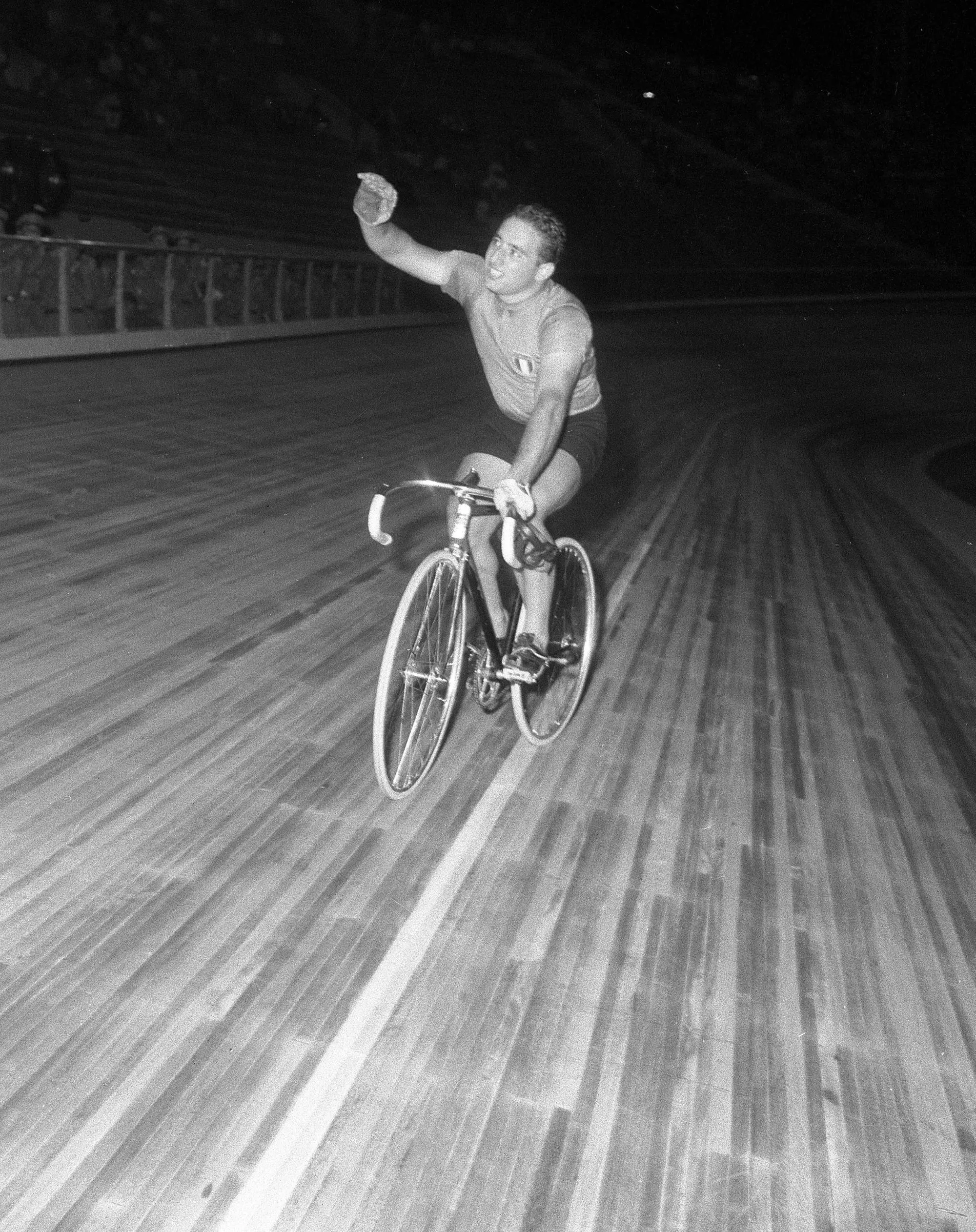 ROMA 1960: ISTANTANEE DAI CAMPI DI GARA/ SPECIALE Ciclismo, gara di inseguimento su pista individuale: Sante Gaiardoni vincitore di due medaglie d'oro nelle prove di ciclismo su pista. Archivio Storico ANSA